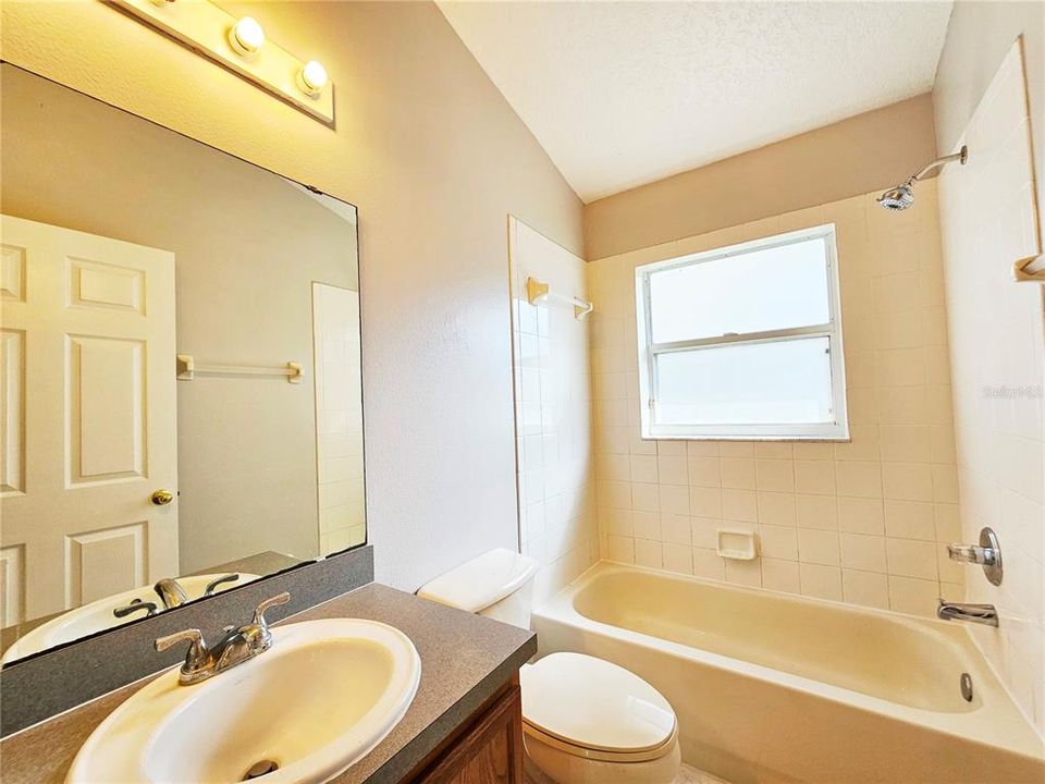 合同活跃: $2,600 (4 贝兹, 2 浴室, 1778 平方英尺)