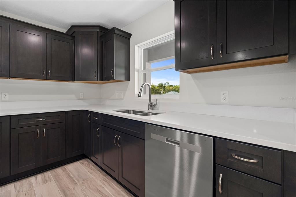 合同活跃: $327,800 (3 贝兹, 2 浴室, 1832 平方英尺)