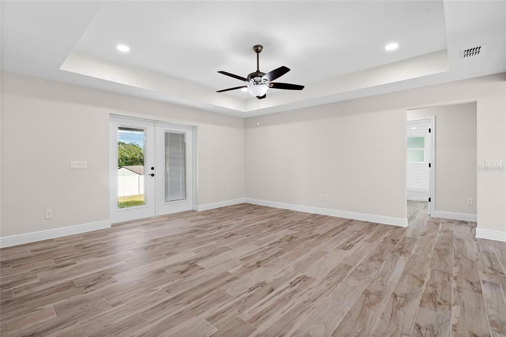 合同活跃: $327,800 (3 贝兹, 2 浴室, 1832 平方英尺)