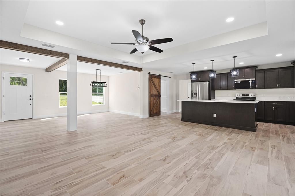 合同活跃: $327,800 (3 贝兹, 2 浴室, 1832 平方英尺)