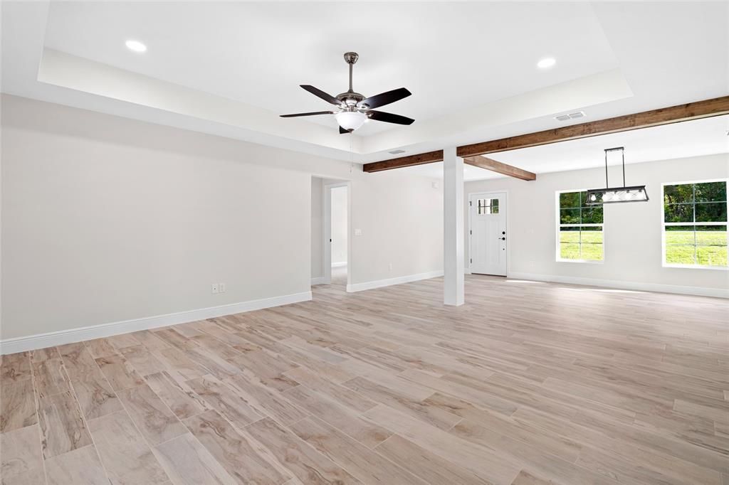 合同活跃: $327,800 (3 贝兹, 2 浴室, 1832 平方英尺)