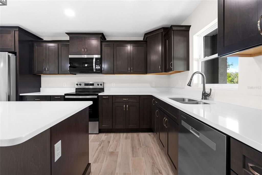 合同活跃: $327,800 (3 贝兹, 2 浴室, 1832 平方英尺)