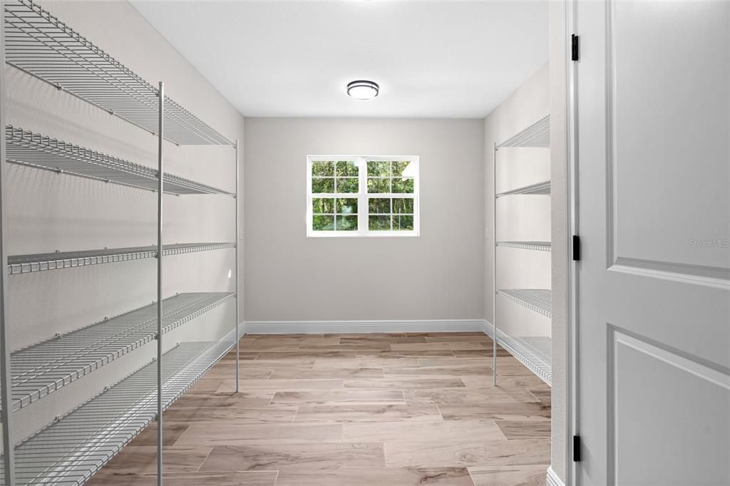 合同活跃: $327,800 (3 贝兹, 2 浴室, 1832 平方英尺)