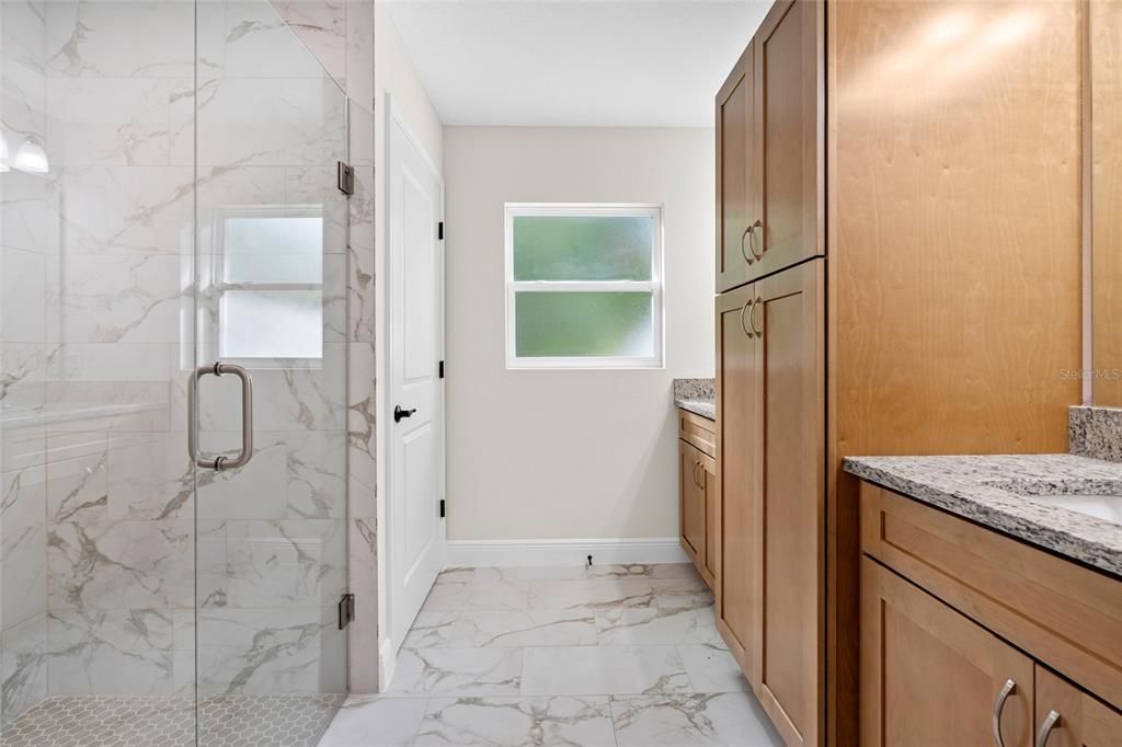 合同活跃: $327,800 (3 贝兹, 2 浴室, 1832 平方英尺)