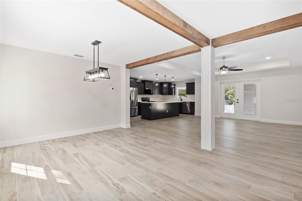 合同活跃: $327,800 (3 贝兹, 2 浴室, 1832 平方英尺)