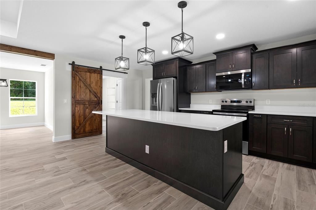 合同活跃: $327,800 (3 贝兹, 2 浴室, 1832 平方英尺)