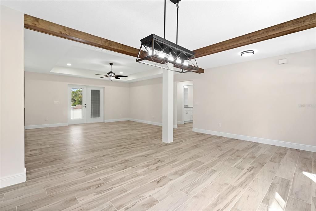 合同活跃: $327,800 (3 贝兹, 2 浴室, 1832 平方英尺)