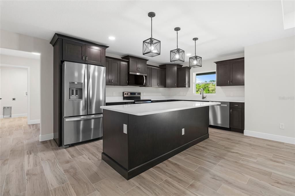 合同活跃: $327,800 (3 贝兹, 2 浴室, 1832 平方英尺)