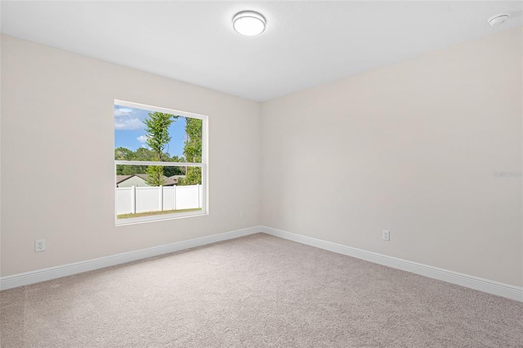 合同活跃: $327,800 (3 贝兹, 2 浴室, 1832 平方英尺)