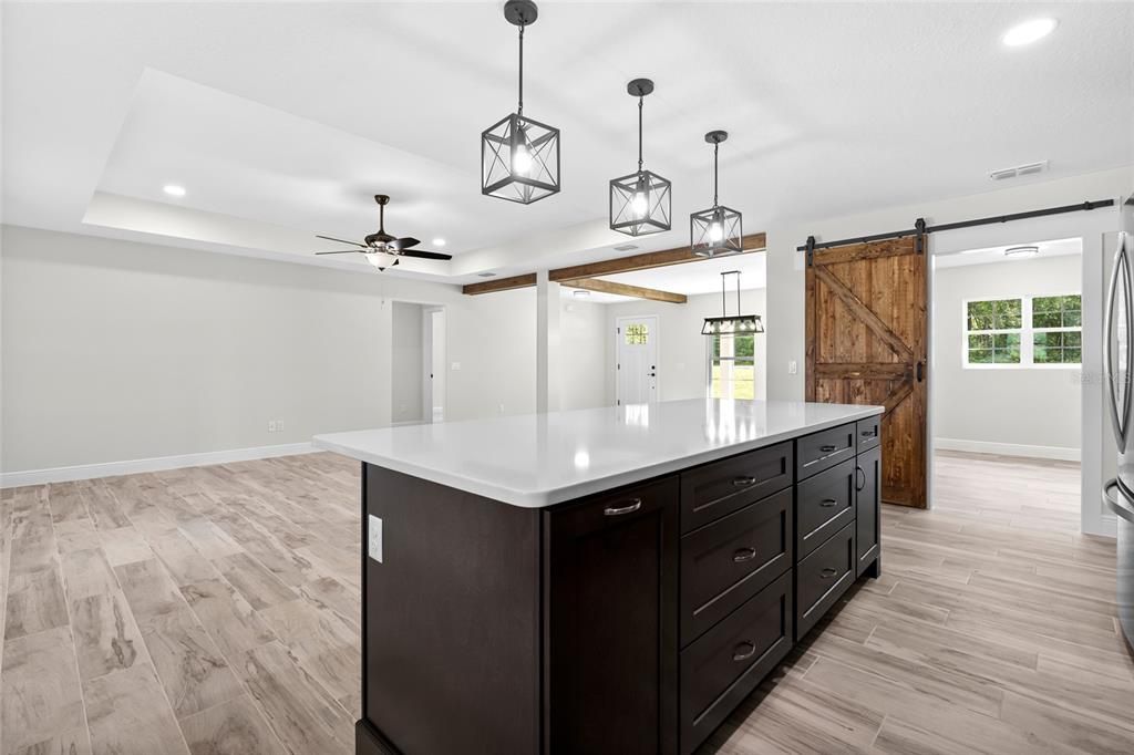 合同活跃: $327,800 (3 贝兹, 2 浴室, 1832 平方英尺)