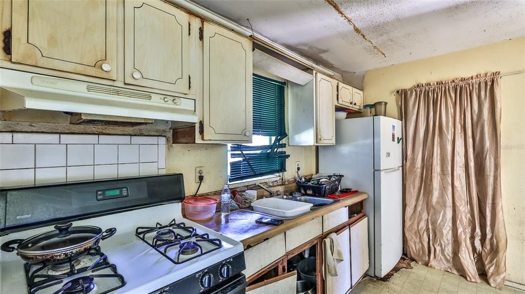 Activo con contrato: $155,000 (3 camas, 1 baños, 975 Pies cuadrados)