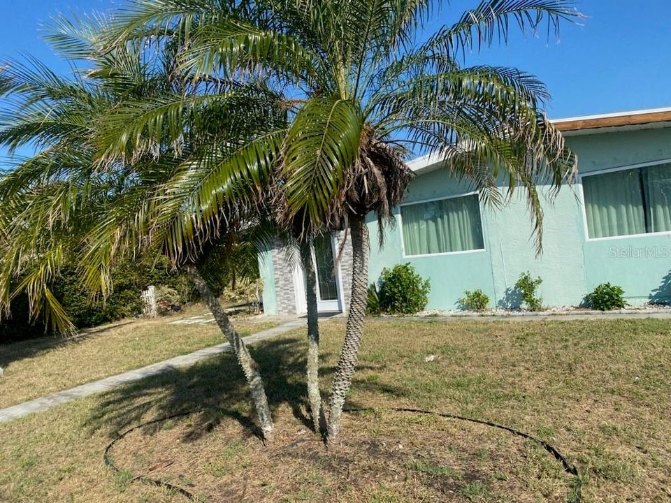 Active With Contract: $350,000 (3 beds, 1 baths, 874 Square Feet)