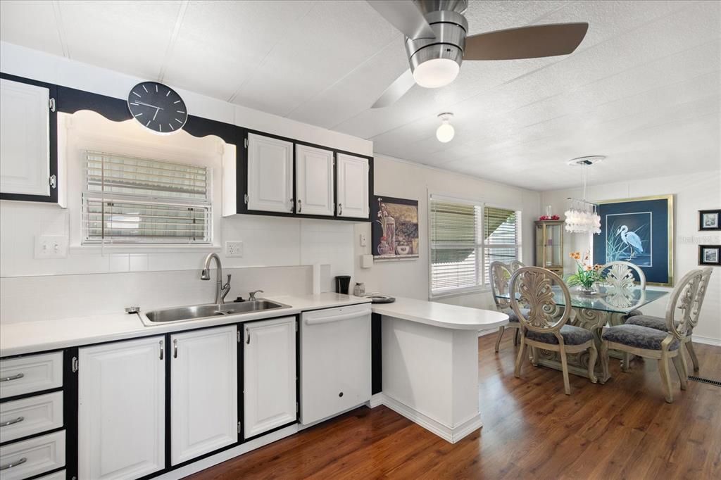 合同活跃: $165,000 (2 贝兹, 2 浴室, 1344 平方英尺)