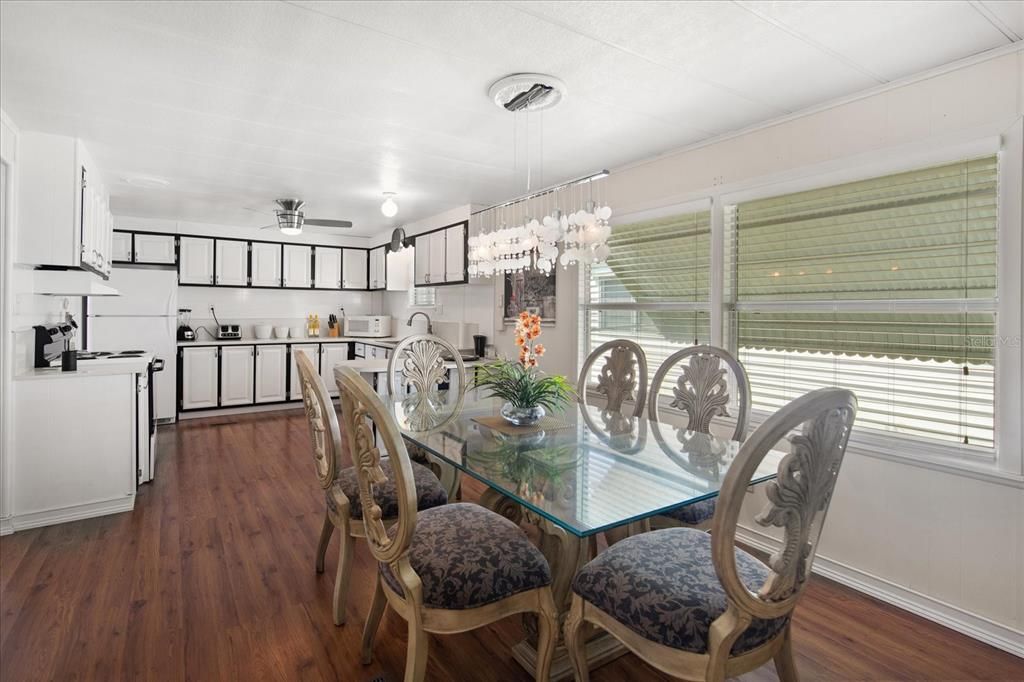 合同活跃: $165,000 (2 贝兹, 2 浴室, 1344 平方英尺)