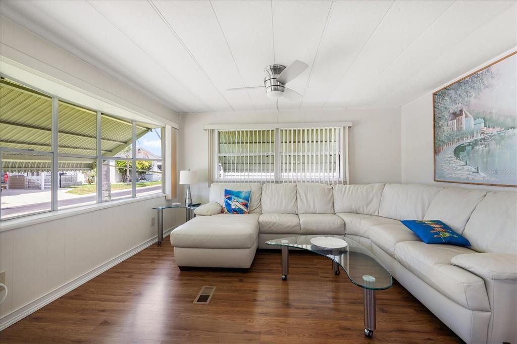 合同活跃: $165,000 (2 贝兹, 2 浴室, 1344 平方英尺)