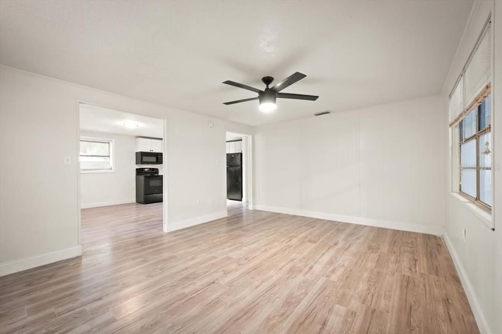 待售: $199,000 (4 贝兹, 2 浴室, 1700 平方英尺)