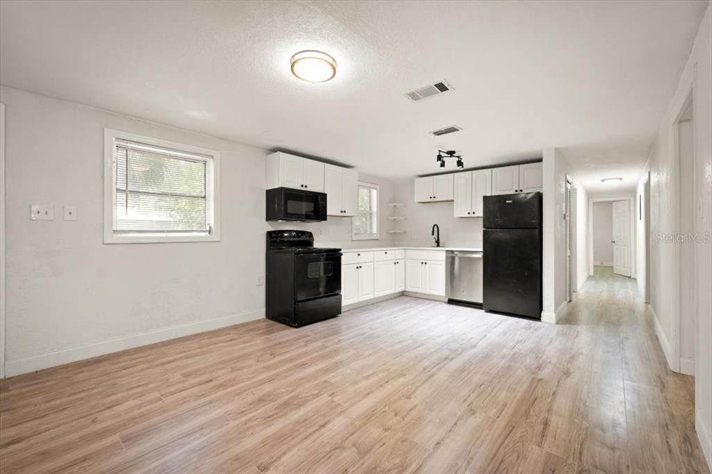 待售: $199,000 (4 贝兹, 2 浴室, 1700 平方英尺)