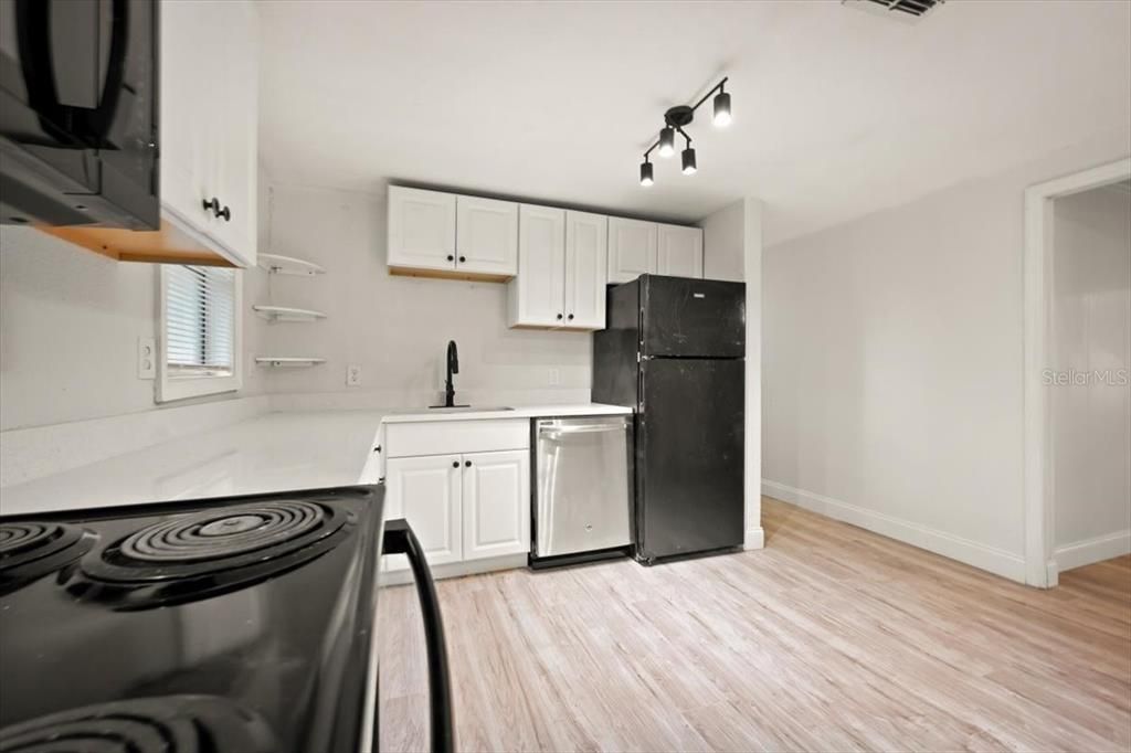 待售: $199,000 (4 贝兹, 2 浴室, 1700 平方英尺)