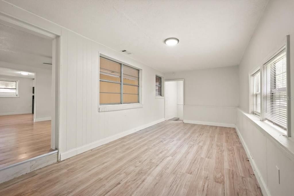 待售: $199,000 (4 贝兹, 2 浴室, 1700 平方英尺)