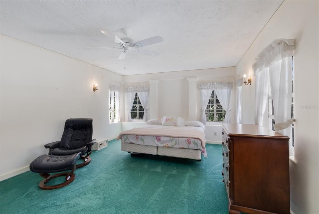 En Venta: $1,350,000 (3 camas, 2 baños, 2593 Pies cuadrados)