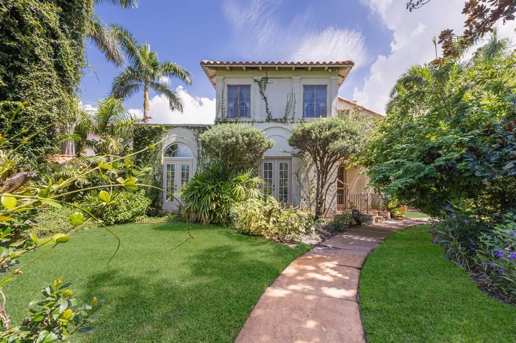 En Venta: $1,350,000 (3 camas, 2 baños, 2593 Pies cuadrados)