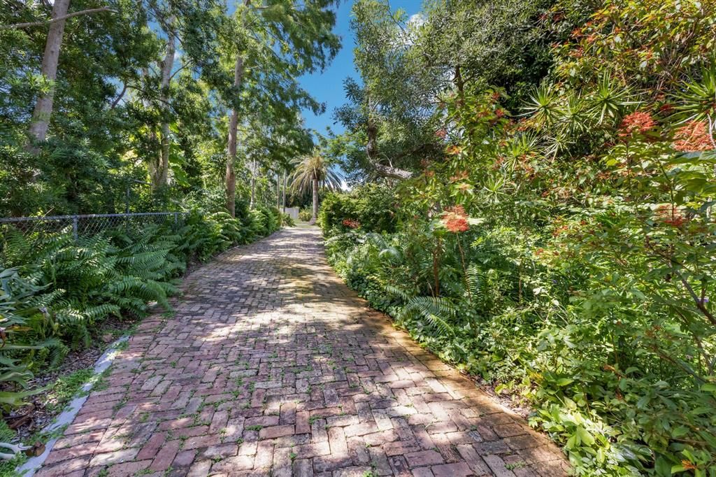 En Venta: $1,350,000 (3 camas, 2 baños, 2593 Pies cuadrados)