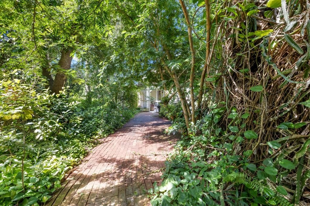 En Venta: $1,350,000 (3 camas, 2 baños, 2593 Pies cuadrados)