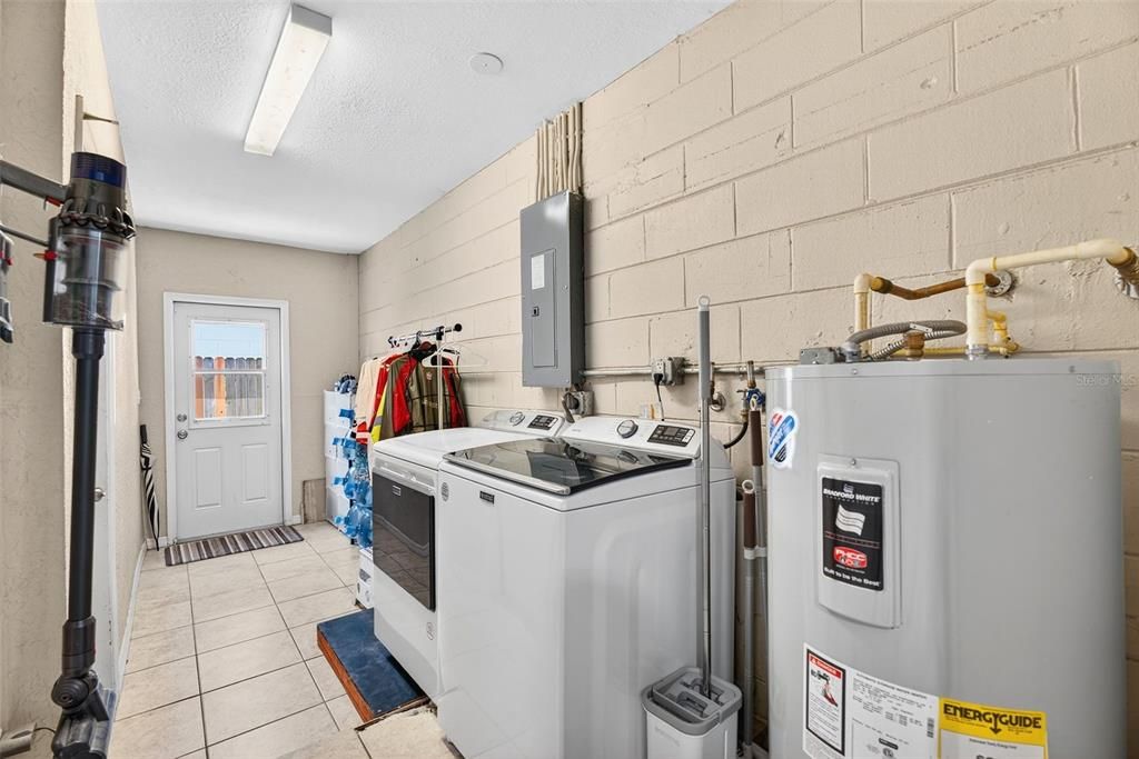 For Sale: $330,000 (3 beds, 1 baths, 999 Square Feet)