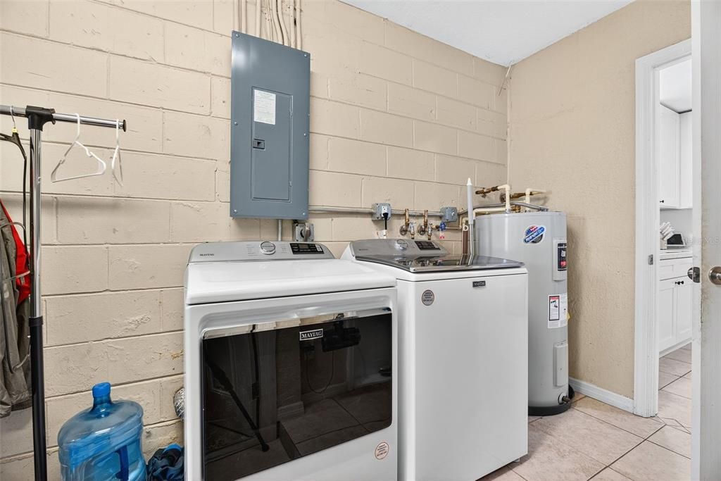 For Sale: $330,000 (3 beds, 1 baths, 999 Square Feet)