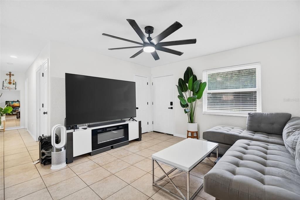 For Sale: $330,000 (3 beds, 1 baths, 999 Square Feet)