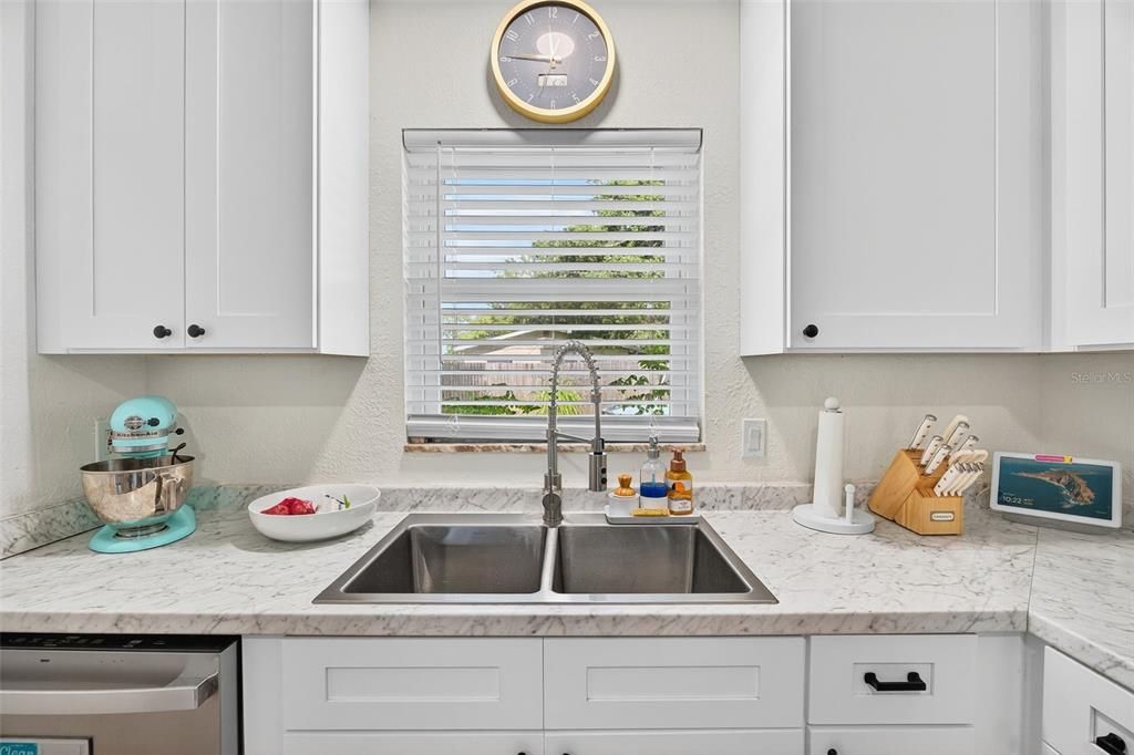 For Sale: $330,000 (3 beds, 1 baths, 999 Square Feet)