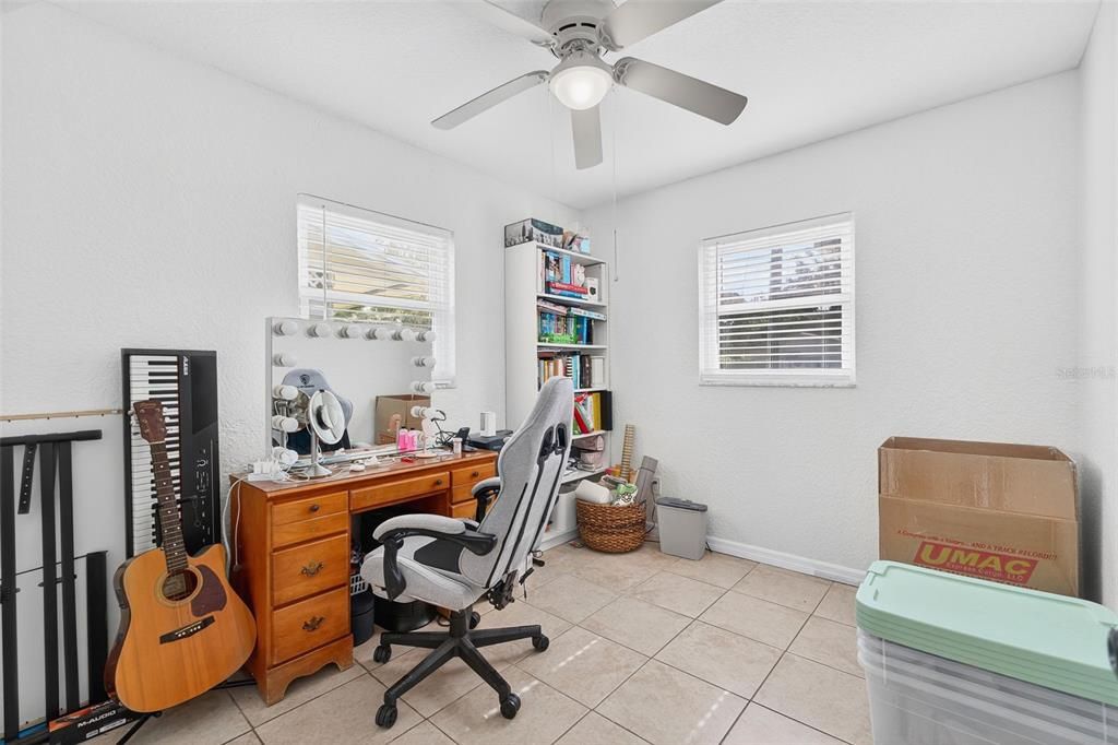 For Sale: $330,000 (3 beds, 1 baths, 999 Square Feet)