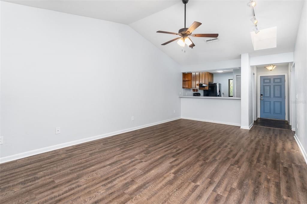 For Sale: $195,000 (2 beds, 2 baths, 1007 Square Feet)