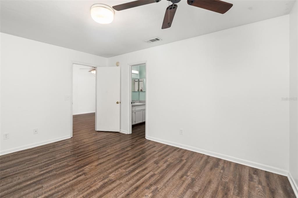 For Sale: $195,000 (2 beds, 2 baths, 1007 Square Feet)