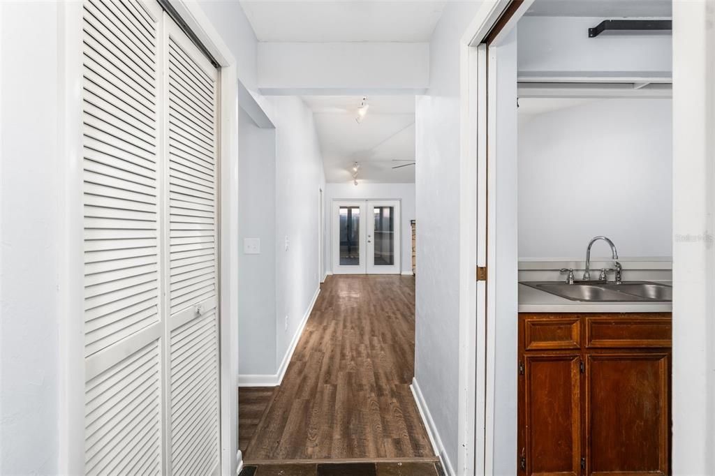 For Sale: $195,000 (2 beds, 2 baths, 1007 Square Feet)