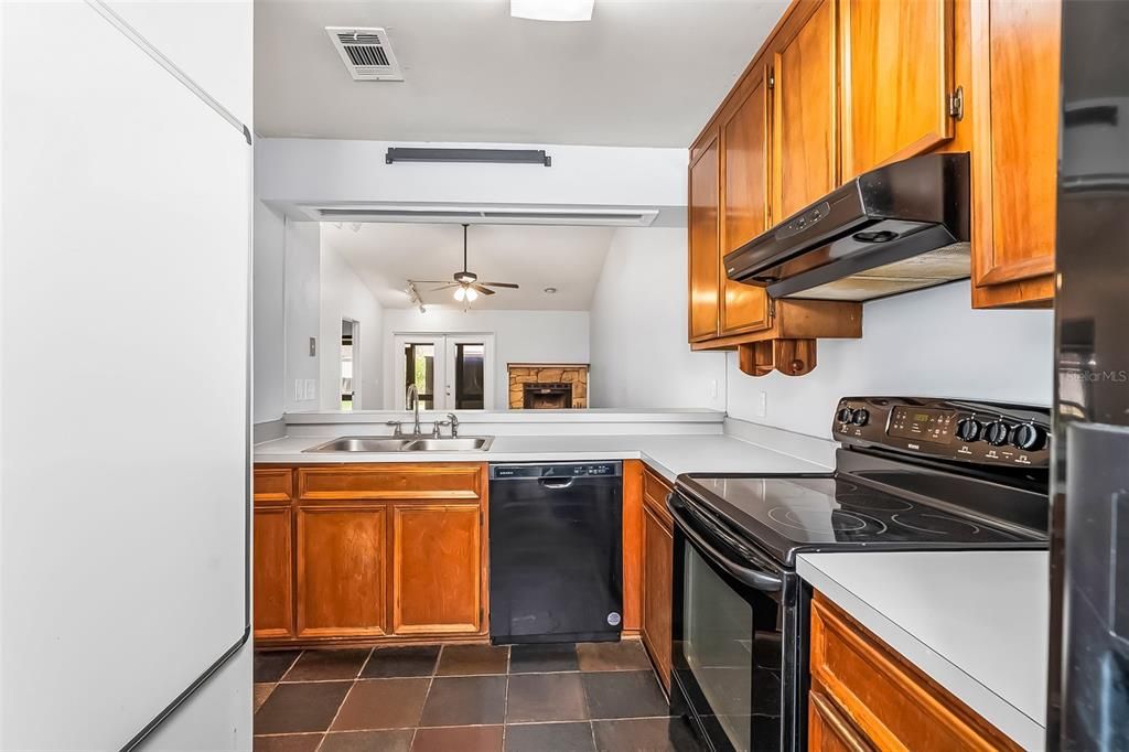 For Sale: $195,000 (2 beds, 2 baths, 1007 Square Feet)