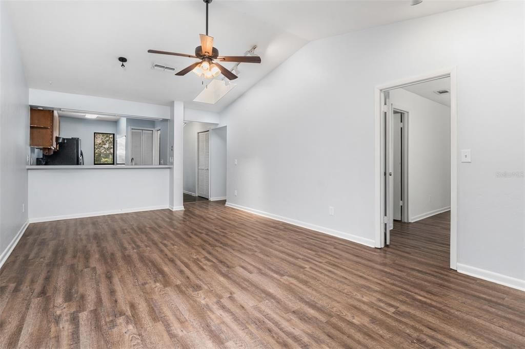 For Sale: $195,000 (2 beds, 2 baths, 1007 Square Feet)