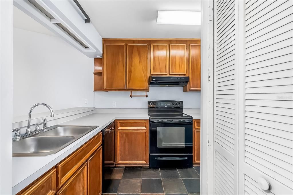 For Sale: $195,000 (2 beds, 2 baths, 1007 Square Feet)