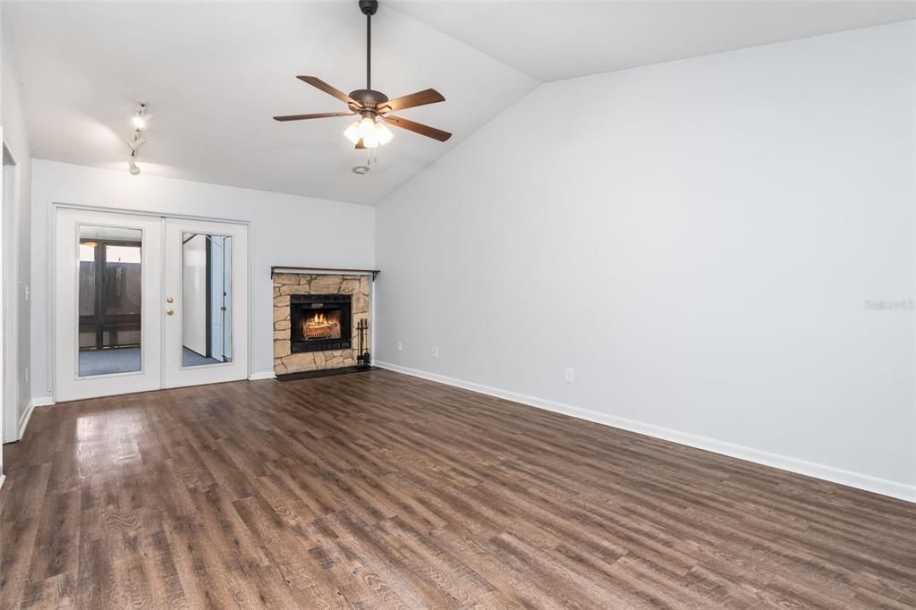 For Sale: $195,000 (2 beds, 2 baths, 1007 Square Feet)