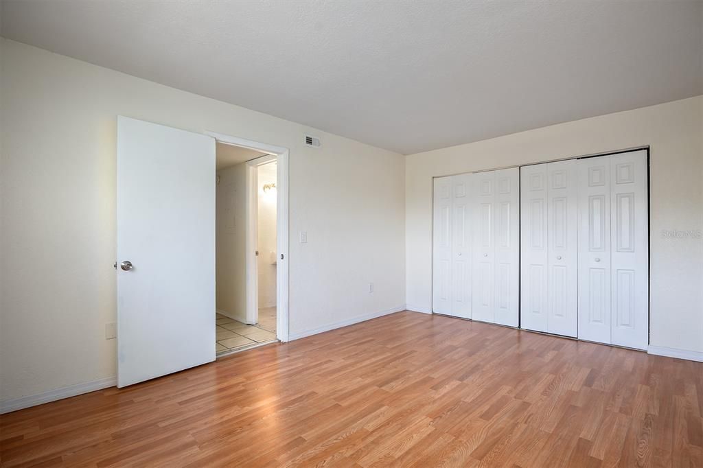 Activo con contrato: $119,900 (2 camas, 1 baños, 826 Pies cuadrados)