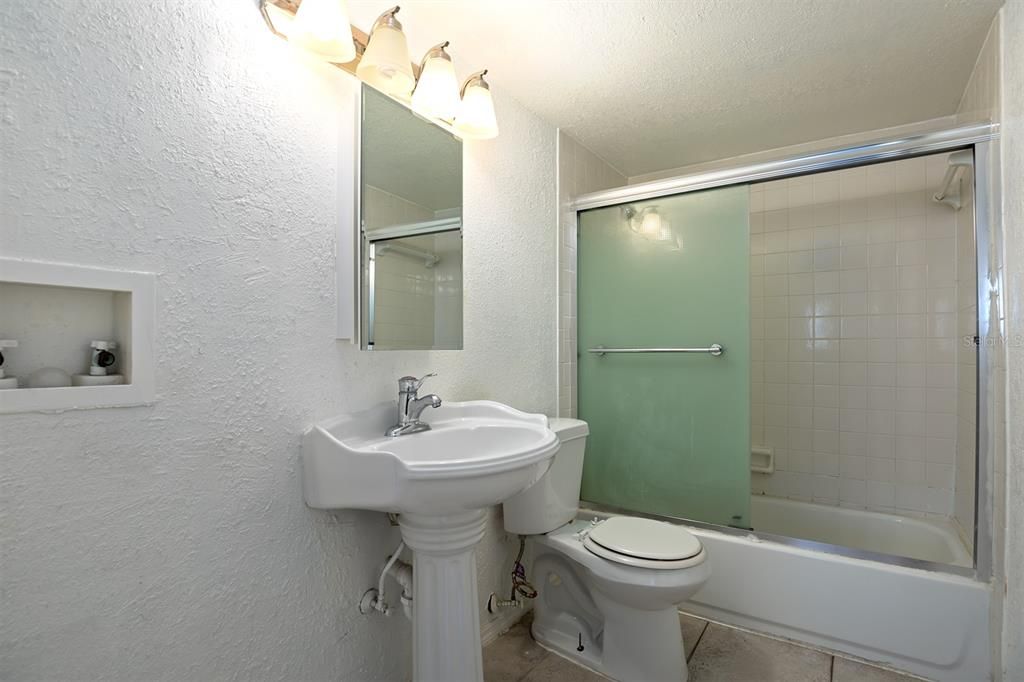 Activo con contrato: $119,900 (2 camas, 1 baños, 826 Pies cuadrados)