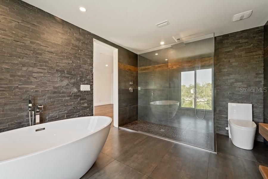 En Venta: $2,299,000 (4 camas, 3 baños, 3300 Pies cuadrados)