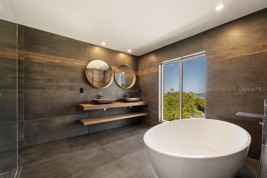 En Venta: $2,299,000 (4 camas, 3 baños, 3300 Pies cuadrados)