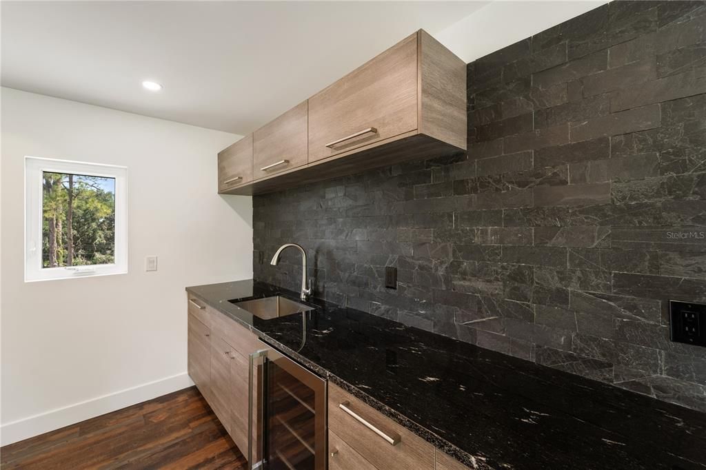 En Venta: $2,299,000 (4 camas, 3 baños, 3300 Pies cuadrados)