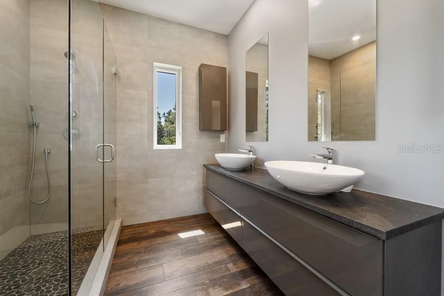 En Venta: $2,299,000 (4 camas, 3 baños, 3300 Pies cuadrados)