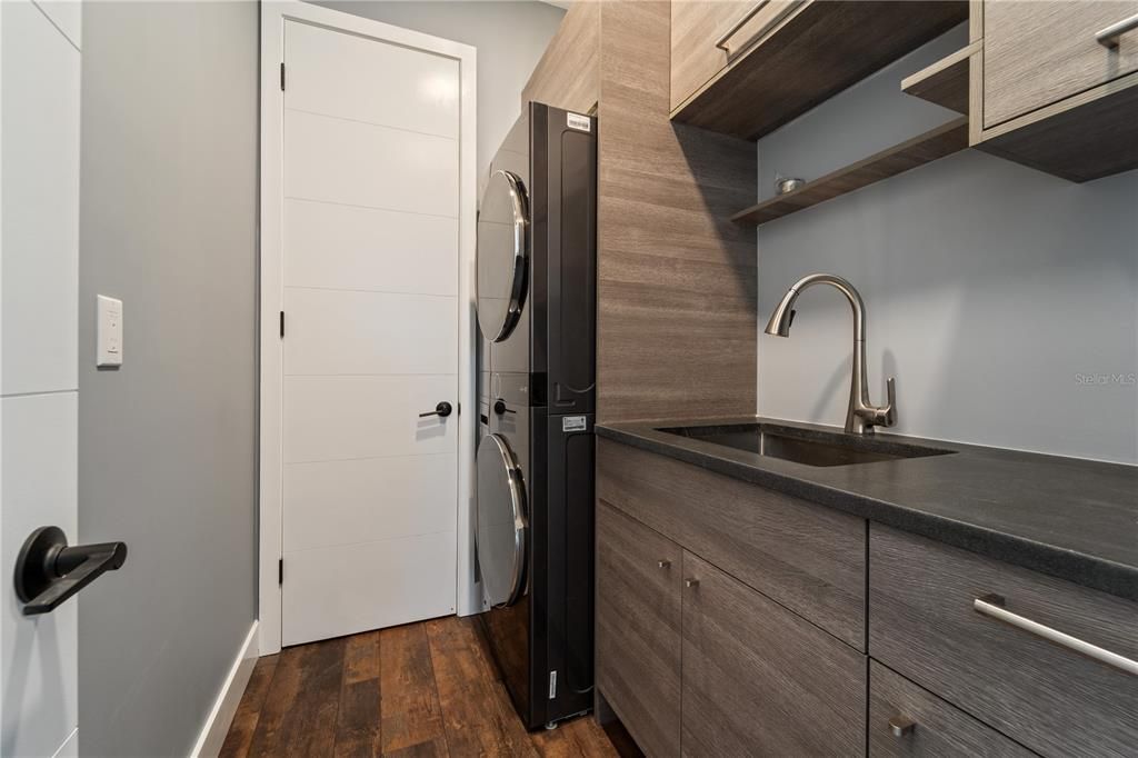 En Venta: $2,299,000 (4 camas, 3 baños, 3300 Pies cuadrados)