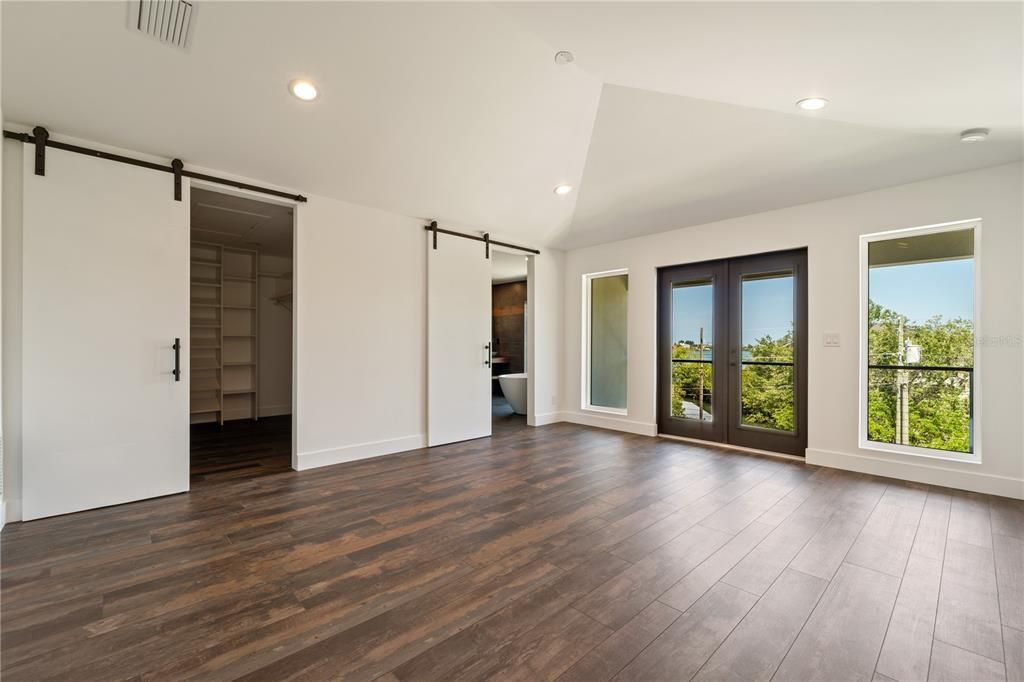 En Venta: $2,299,000 (4 camas, 3 baños, 3300 Pies cuadrados)