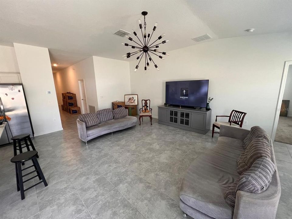 出租: $2,000 (4 贝兹, 2 浴室, 1955 平方英尺)