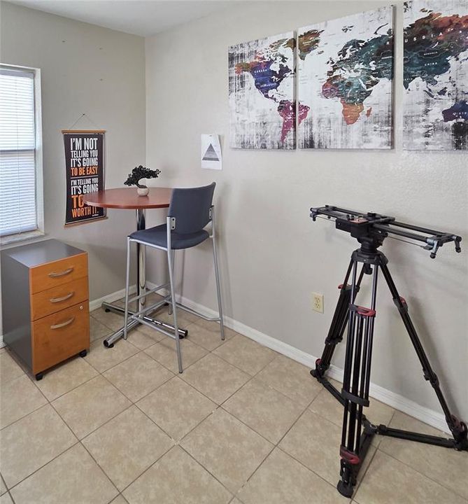 Под контрактом: $168,990 (3 спален, 1 ванн, 994 Квадратных фут)