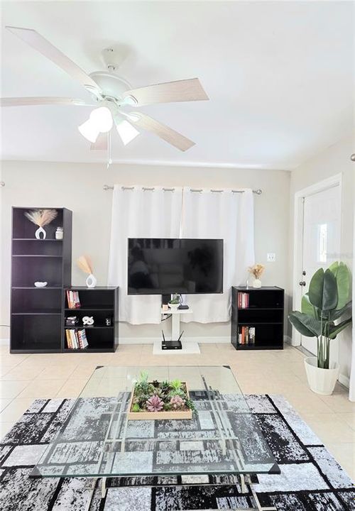 Под контрактом: $168,990 (3 спален, 1 ванн, 994 Квадратных фут)